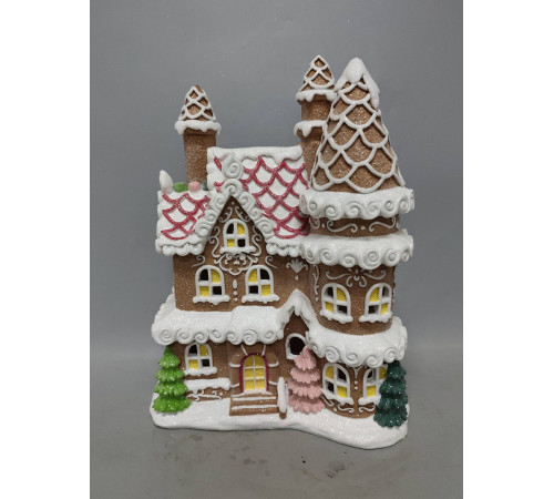 Пряничный замок с LED огнями. 25*12*31.5 см.